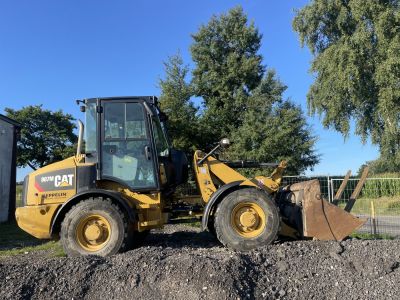 Kolový nakladač CAT 907M