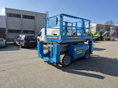 Naftová nůžková plošina Genie GS 3268