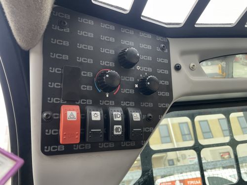 Smykový nakladač JCB 155